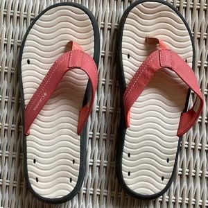 Columbia flip flops for beach or pool